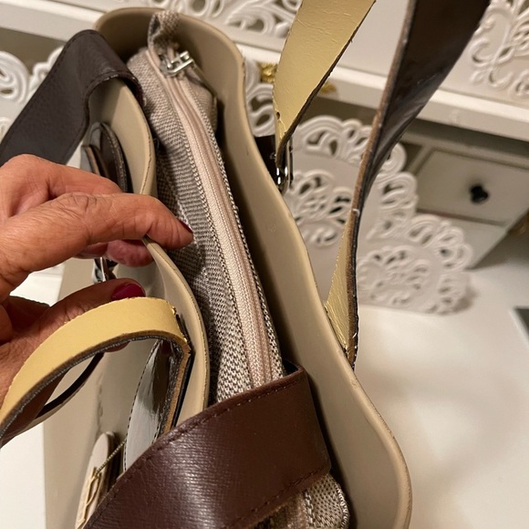 long shape O bag in good condition no scratch or any other damage fits a lot. - Picture 12 of 16